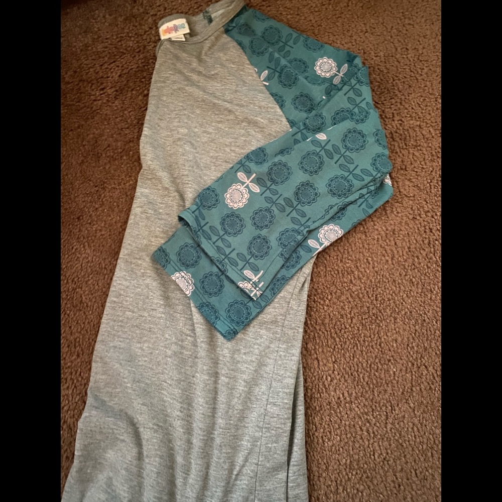 Woman’s Lularoe Top